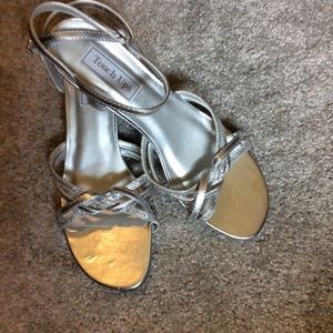 Touchups Melanie sz 9.5 silver kitten heal sandals